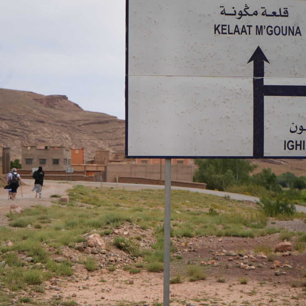 Directional sign pointing to Kalaat M’Gouna in a rural Moroccan setting