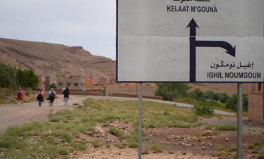 Directional sign pointing to Kalaat M’Gouna in a rural Moroccan setting