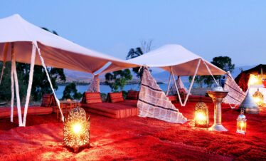 Elegant desert tent setup with glowing lanterns in Morocco