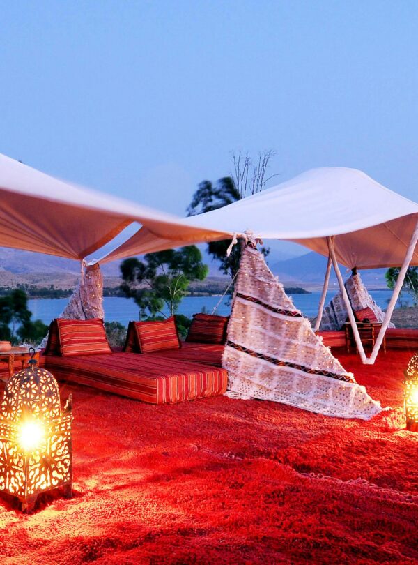 Elegant desert tent setup with glowing lanterns in Morocco