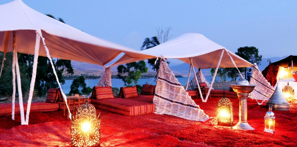 Elegant desert tent setup with glowing lanterns in Morocco