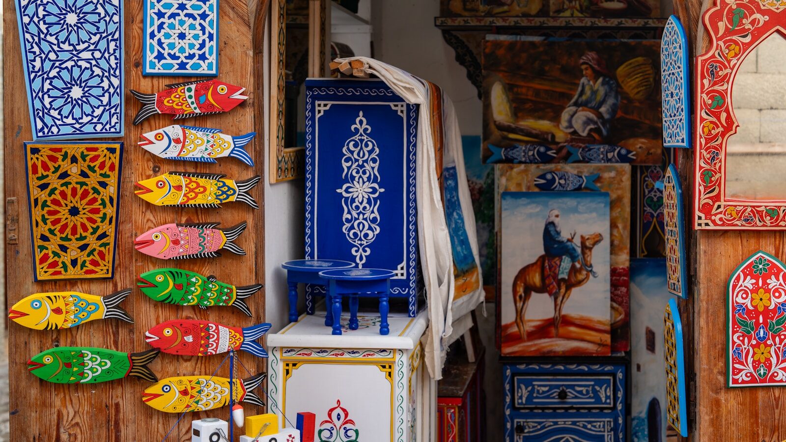 Colorful decorative fish and moroccan crafts displayed