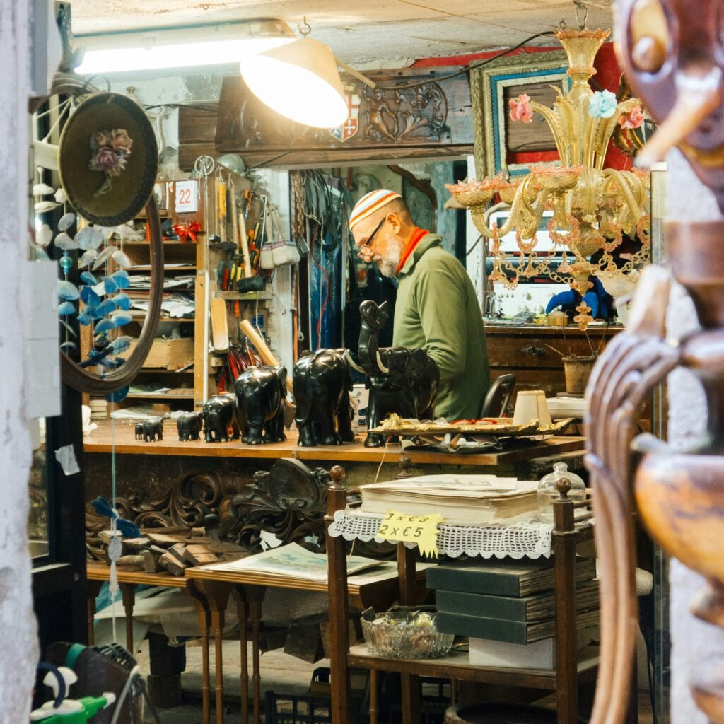 The Master’s Leather Studio: Fes Tannery Secret - patrimoine marocain