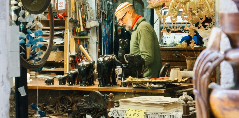 The Master’s Leather Studio: Fes Tannery Secret - patrimoine marocain